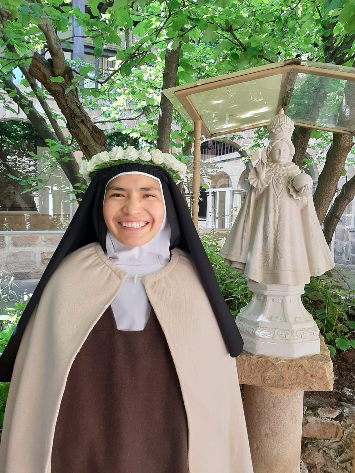 La Carmelita Descalza Hna. María Inés de Jesús emite sus votos solemnes ...
